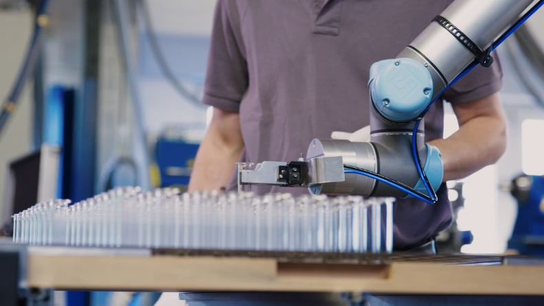 Universal robots  Автоматизация фармацевтической промышленности